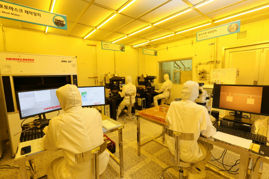 한국원자력연구원 첨단방사선연구소 방사선기기팹센터에 유치된 기업들이 신제품을 개발하고 있다.(한국원자력연구원 제공)